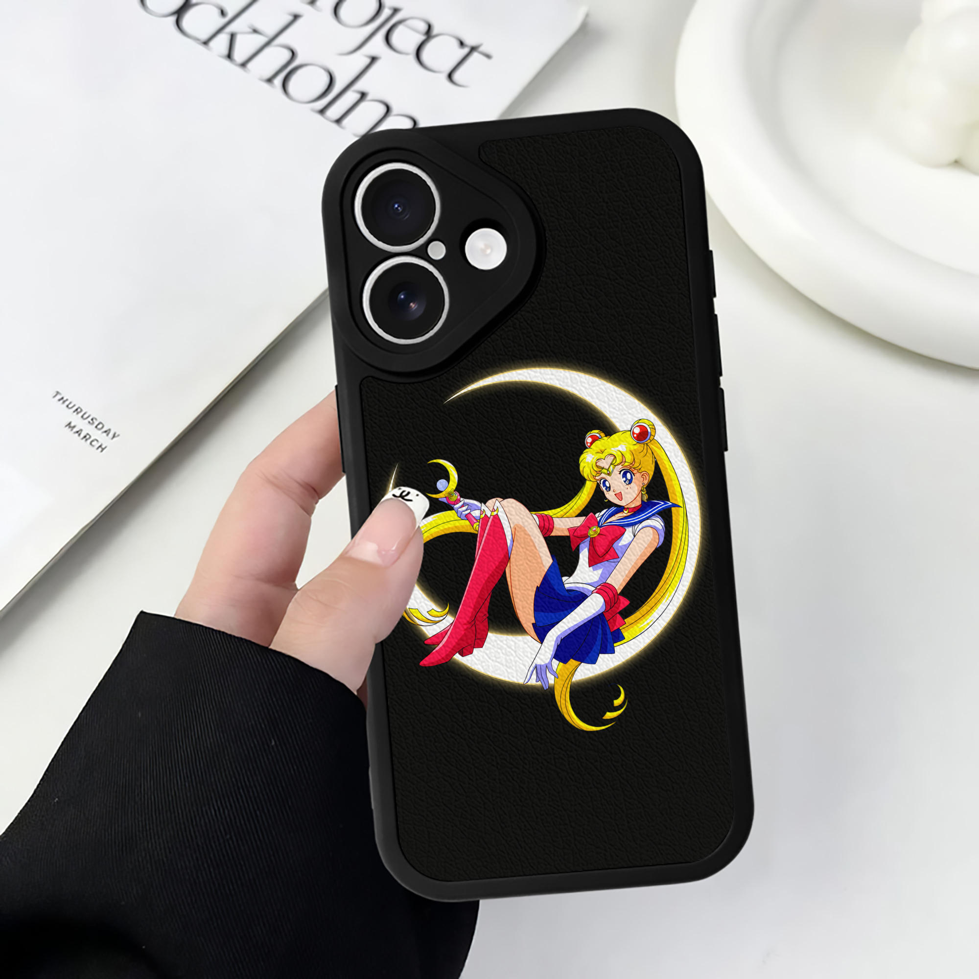 （画像用） 美少女戦士セーラームーン 月野 うさぎ つきの うさぎ Sailor Moon Tsukino Usagi 【iPhone 16シリーズ対応】シリコンスマホケース（レザー調） 材質：シリコン